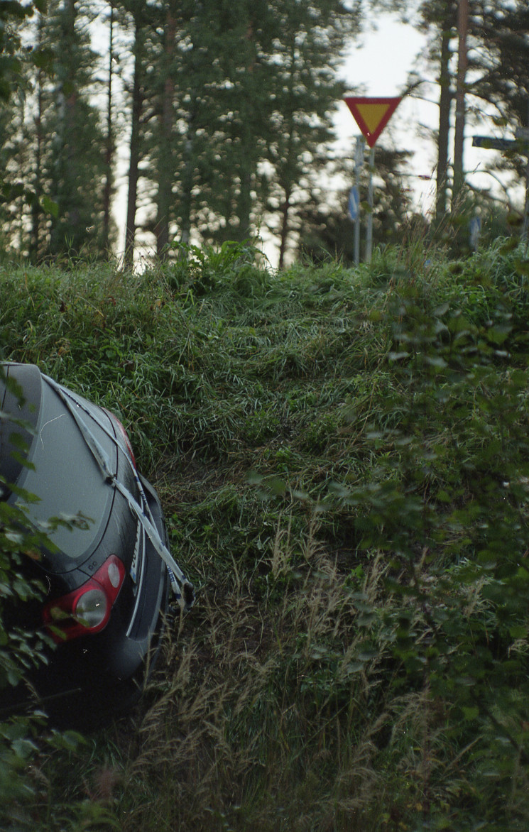 Uudehko musta Volkswagen on ajettu törmältä alas. Ylhäällä näkyy kärkikolmio.